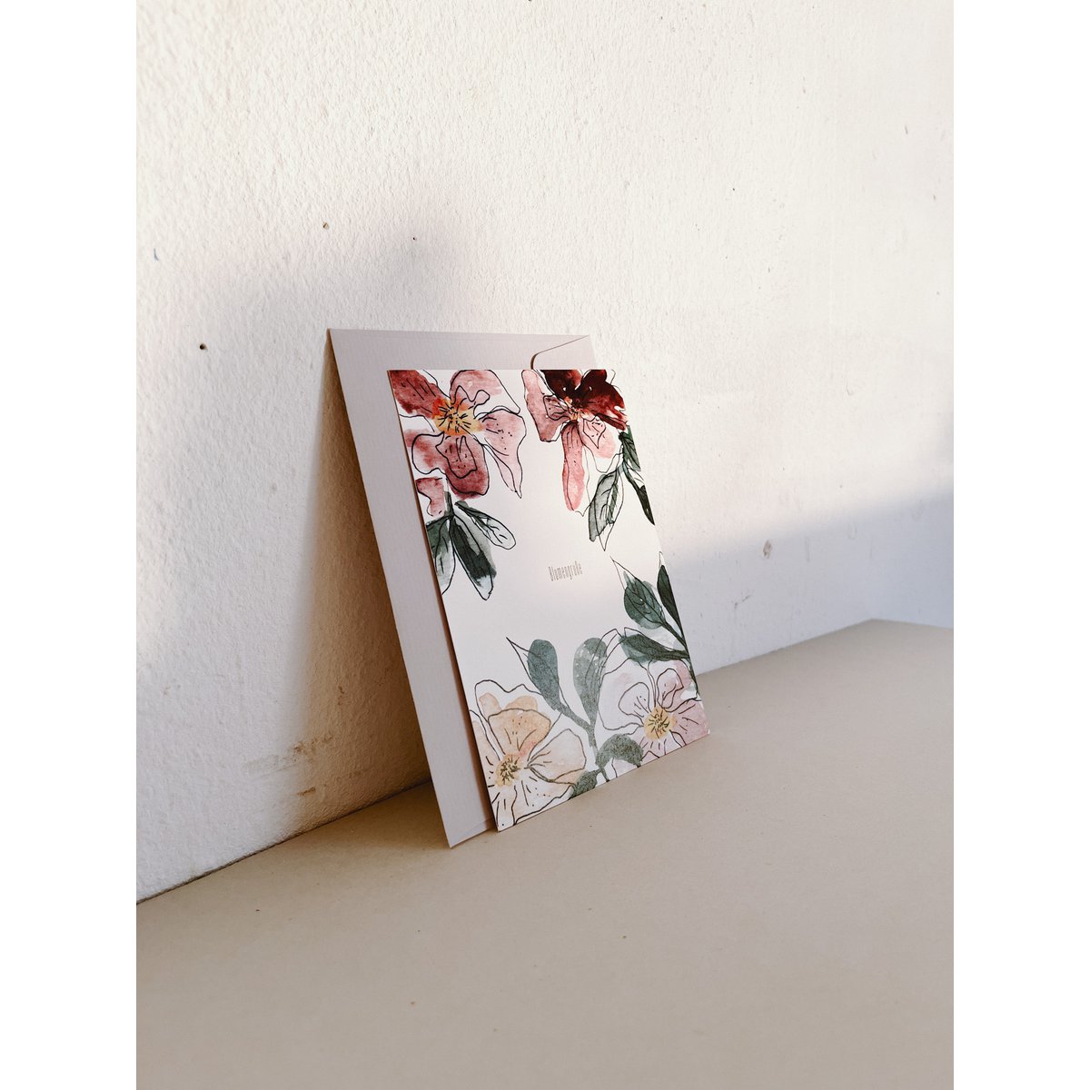 Tarjeta doblada de saludos florales