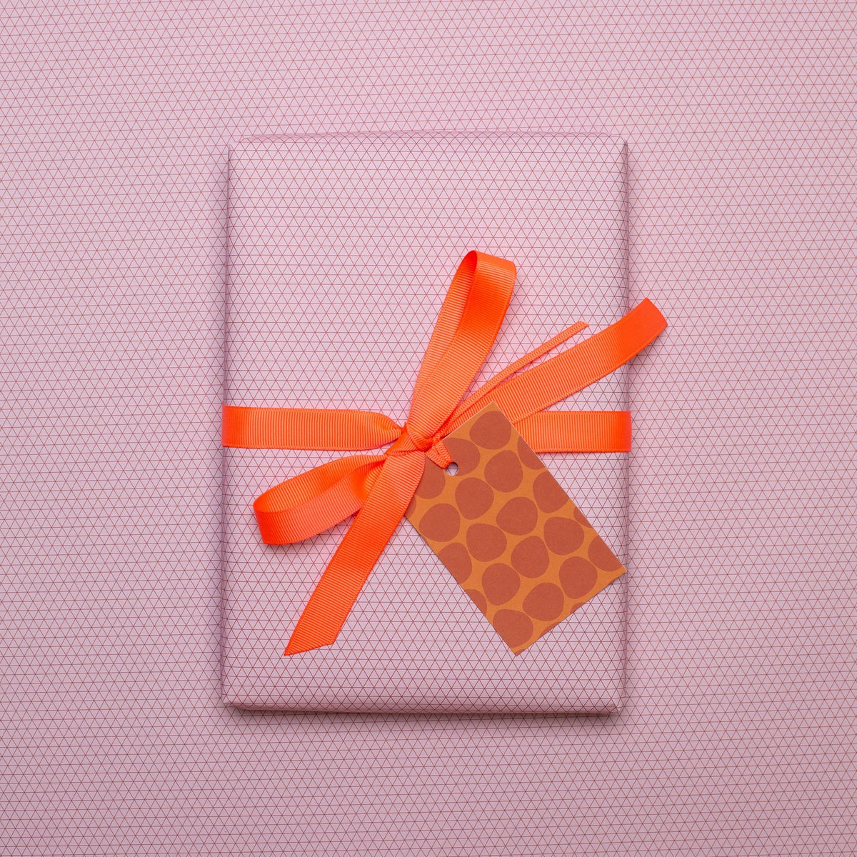 Red inpakpapier Triangles - Grafisch inpakpapier roze rood, perfect voor geschenken voor Moederdag, als een verpakking voor Valentijnsdaggeschenken of neutraal inpakpapier voor vrouwen.