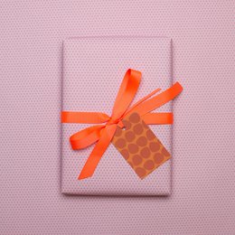 Rotes Geschenkpapier Dreiecke - grafisches Geschenkpapier rosa rot, perfekt für Geschenke zum Muttertag, als Verpackung für Valentinstags Geschenke oder neutrales Geschenkpapier für Frauen.