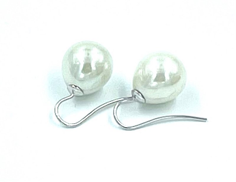 Pearl earrings classic color white