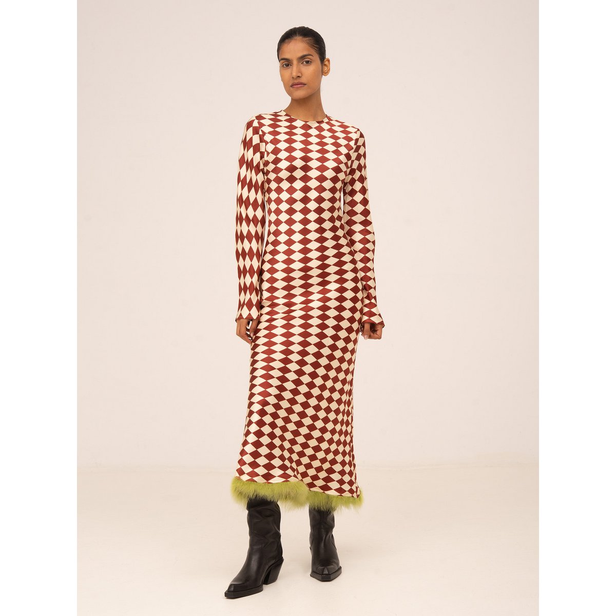 Rotes Federkleid mit Elfen-Diamantmuster