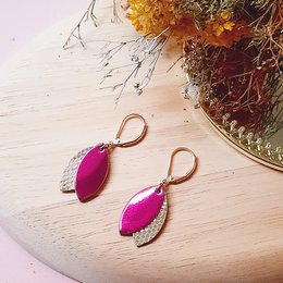 LES LOULOUS Fuchsia kurze Lederohrringe