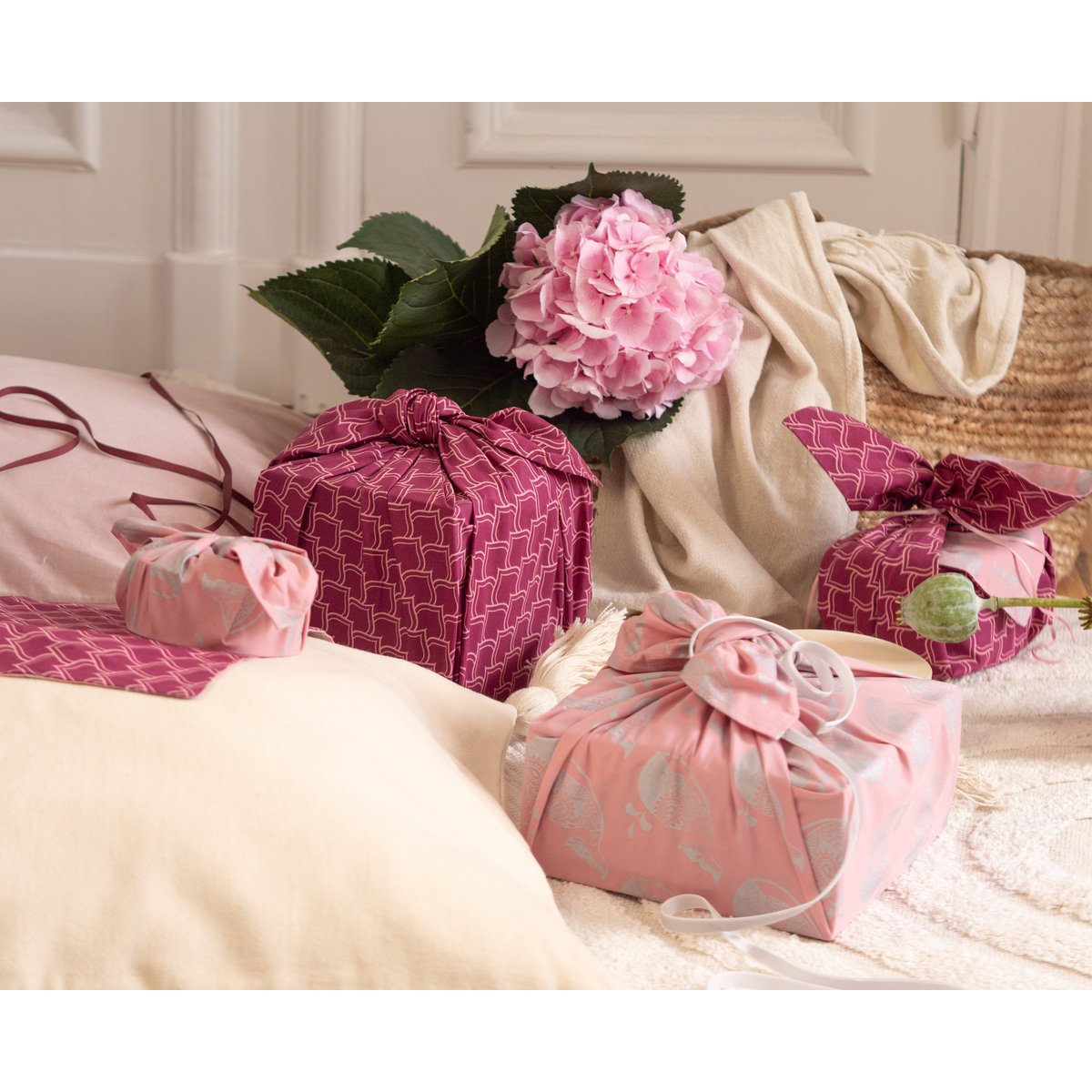 Furoshiki Cadeauverpakking Blush Whales & Maroon Arches Stof Cadeauverpakking - Dubbelzijdig (omkeerbaar)