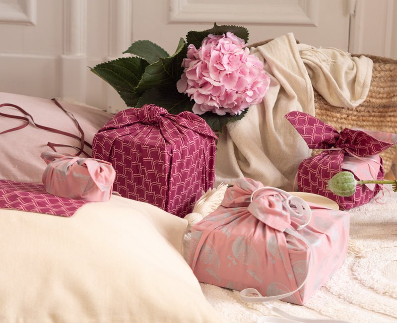 Furoshiki Gift Wrap Blush Whales & Maroon Arches Fabric Gift Wrap - Doble cara (Reversible)