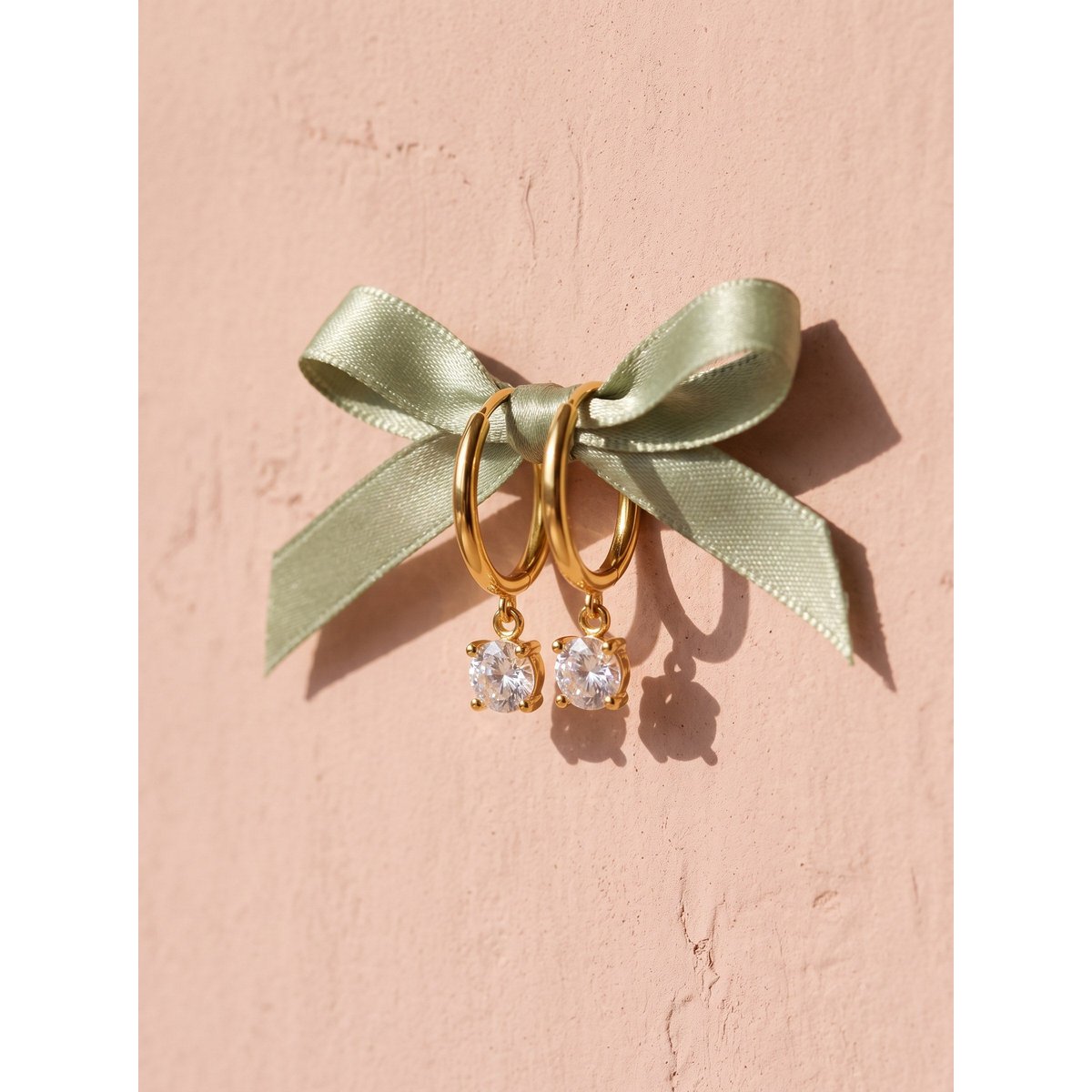 Cathie – Boucles d'Oreilles Huggie avec Pendentif Zircone – Plaqué Or
