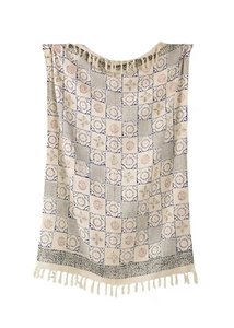 Blau-cremefarbenes Plaid / Sofaüberwurf – Mandala-Muster mit Fransen – 130 x 175 cm – Urbane Hide
