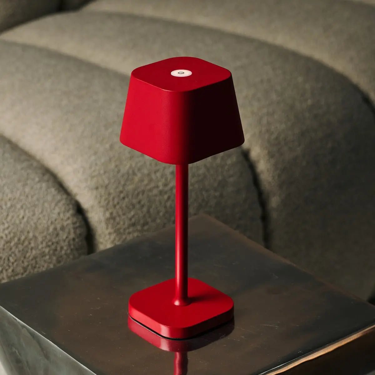 Lampe de table rechargeable rouge Ava Berry