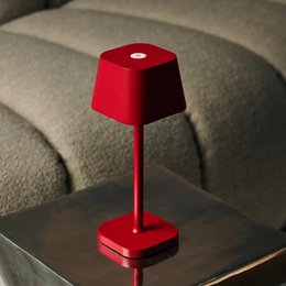 Lampe de table rechargeable rouge Ava Berry
