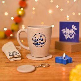 Cesti regalo Ecofy Earth Friendly Diwali | Tazza stampata Diya, sottobicchiere, portachiavi, candela, sacchetto regalo, biglietto