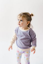 Maglione per bambini sostenibile a blocchi di colore | Viola con braccio Ecrù | 100% cotone biologico certificato GOTS