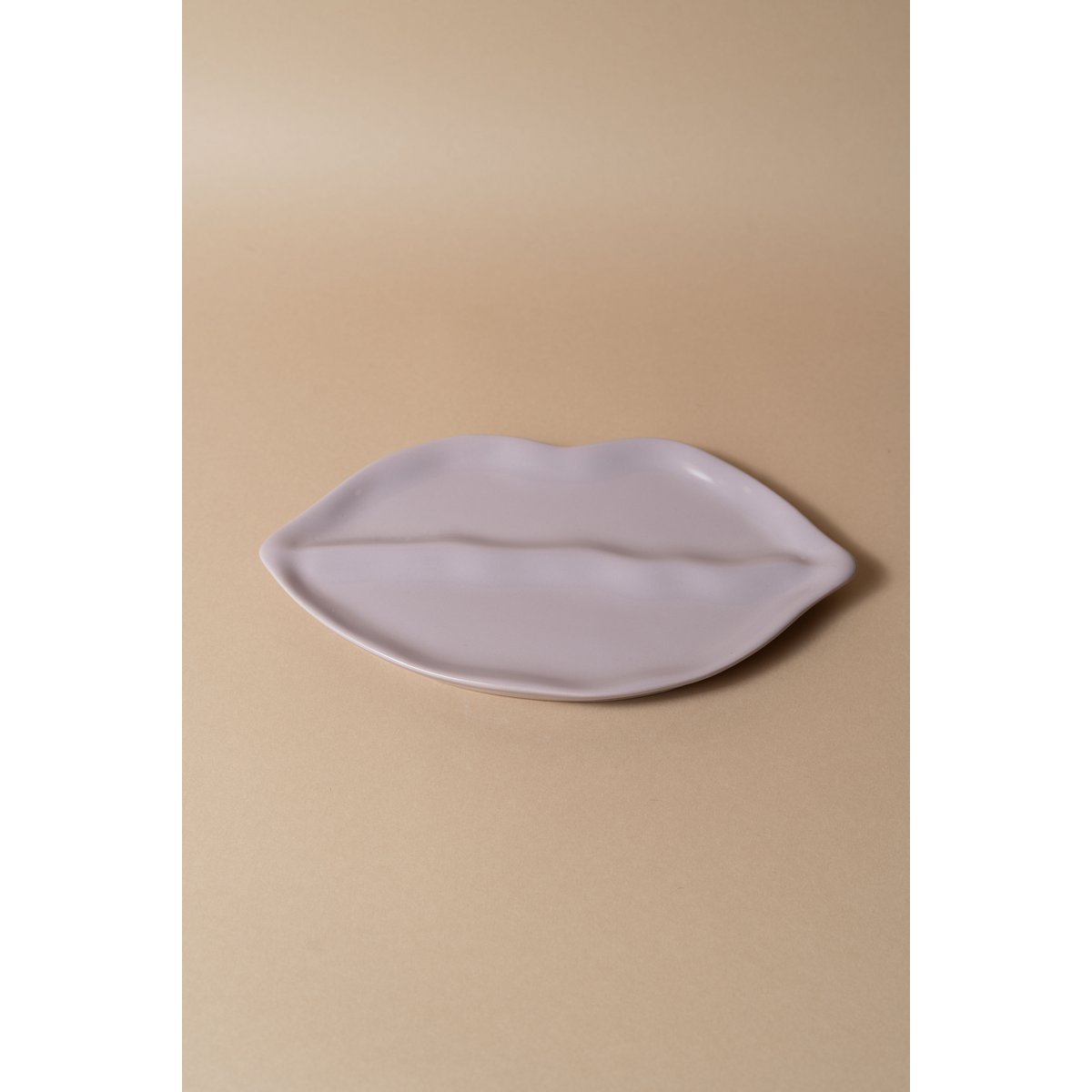 Sisi plate, lips lilac