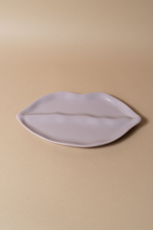 Sisi plate, lips lilac