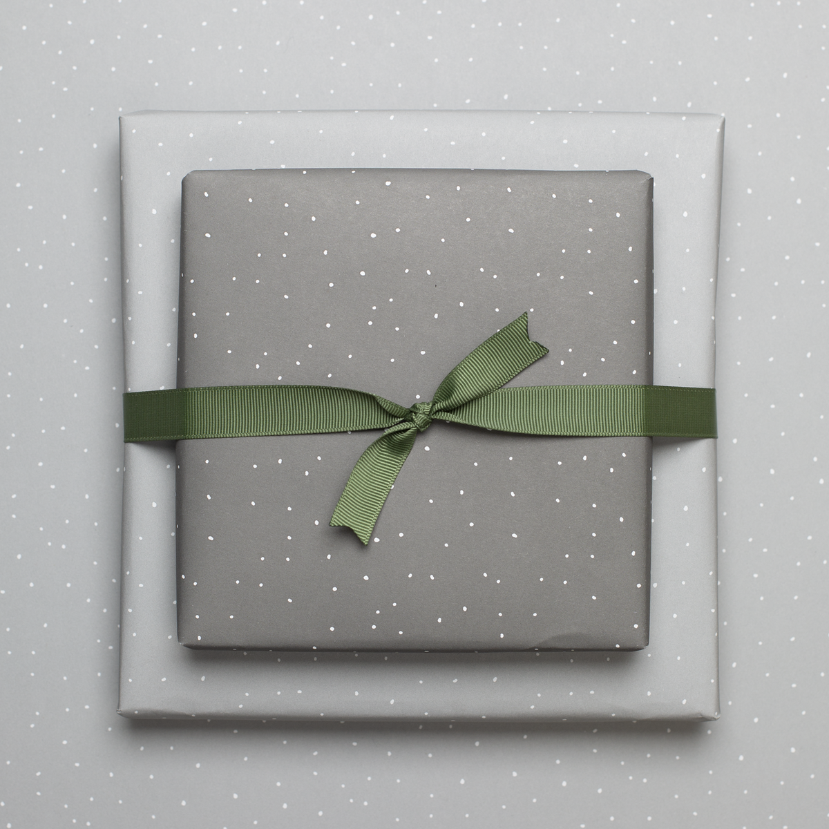 Lichtgrijs verpakking papier met punten - ideaal als inpakpapier voor bruiloft of voor geschenken voor geboorte of doop, neutraal inpakpapier