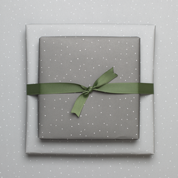 Hellgraues Geschenkpapier mit Punkten - ideal als Geschenkpapier für Hochzeit oder für Geschenke zur Geburt oder zur Taufe, neutrales Geschenkpapier