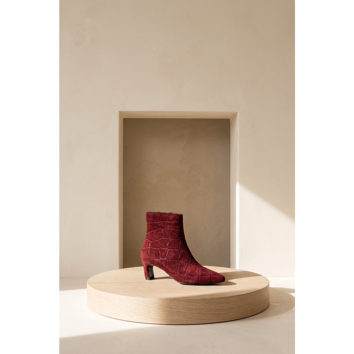 DINA BOURGUNDY CROCO SUEDE – Suède laarzen met hak in reliëf