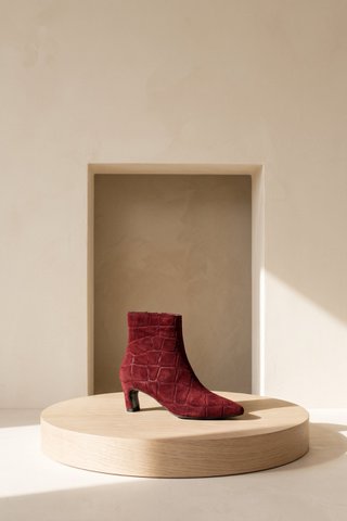 DINA BOURGUNDY CROCO SUEDE – Suède laarzen met hak in reliëf