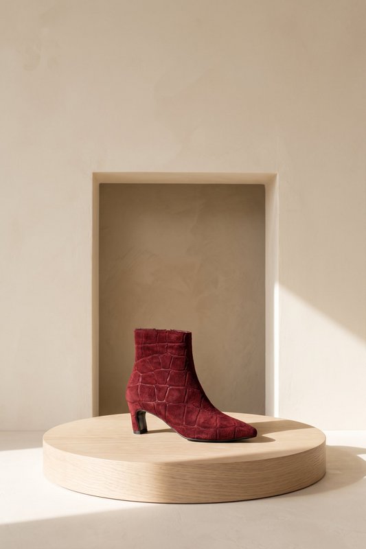 DINA BOURGUNDY CROCO SUEDE – Suède laarzen met hak in reliëf