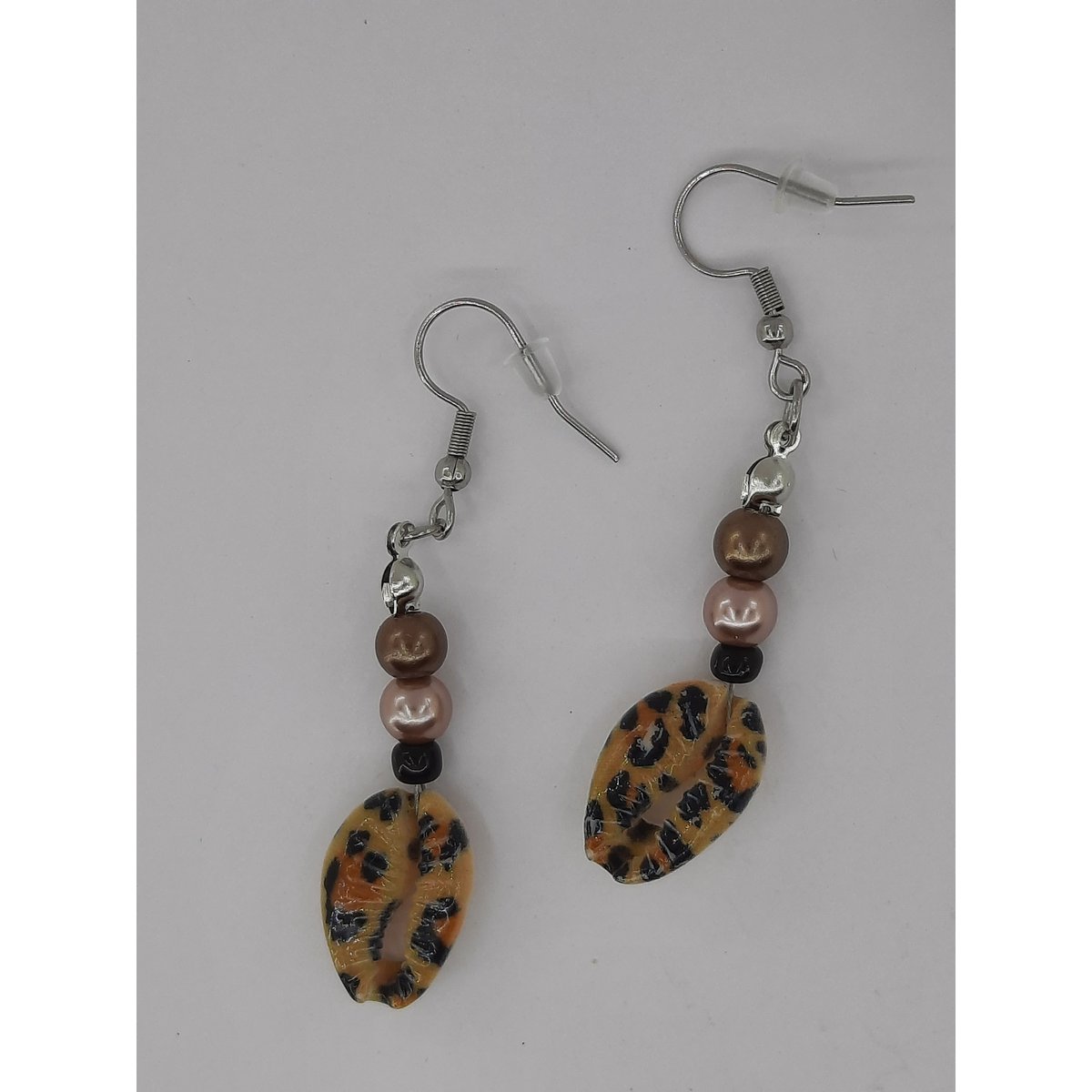 %2364 OW Cowry panther shell earrings
