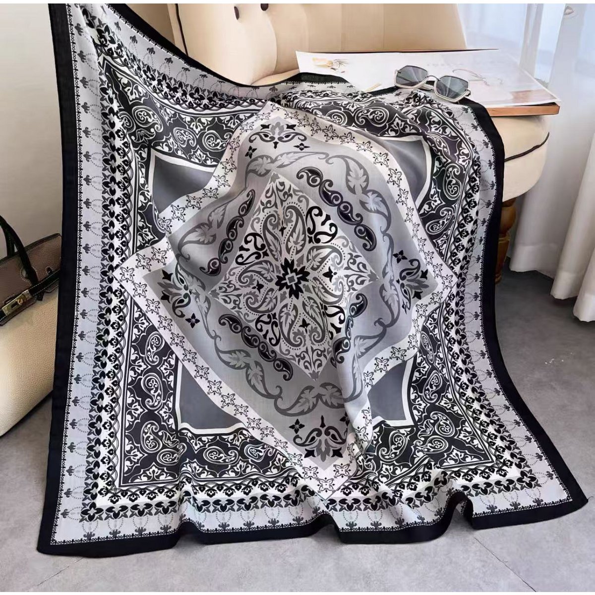 Kwadratowy szalik 70x70 poliester z efektem jedwabiu, eleganckie, kwiatowe wzory w stylu vintage