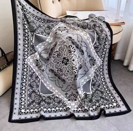 Firkantet tørklæde 70x70 polyester silkeeffekt vintage chikke blomstermønstre