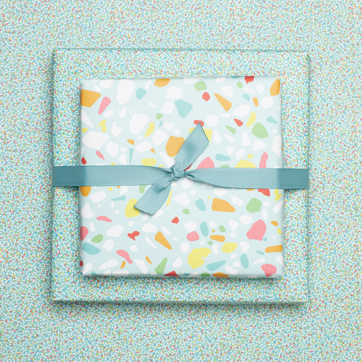 Buntes Geschenkpapier türkis mit Terrazzo Muster, Kinder Geschenke verpacken zum Kindergeburtstag, zur Einschulung oder zur Geburt