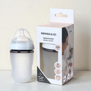 Staubige weiße Qualitäts-Babyflasche von Nenina & Co