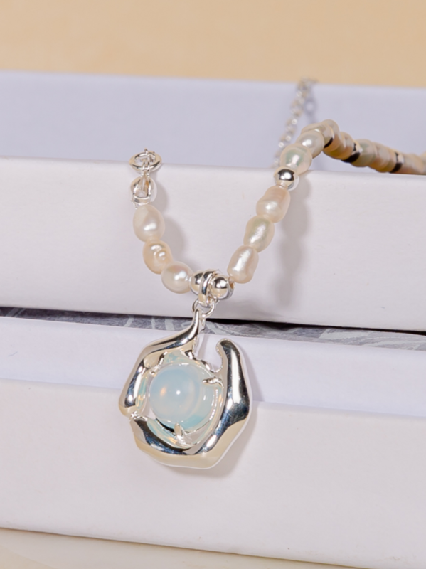 Collar de perlas del lago iluminado por la luna