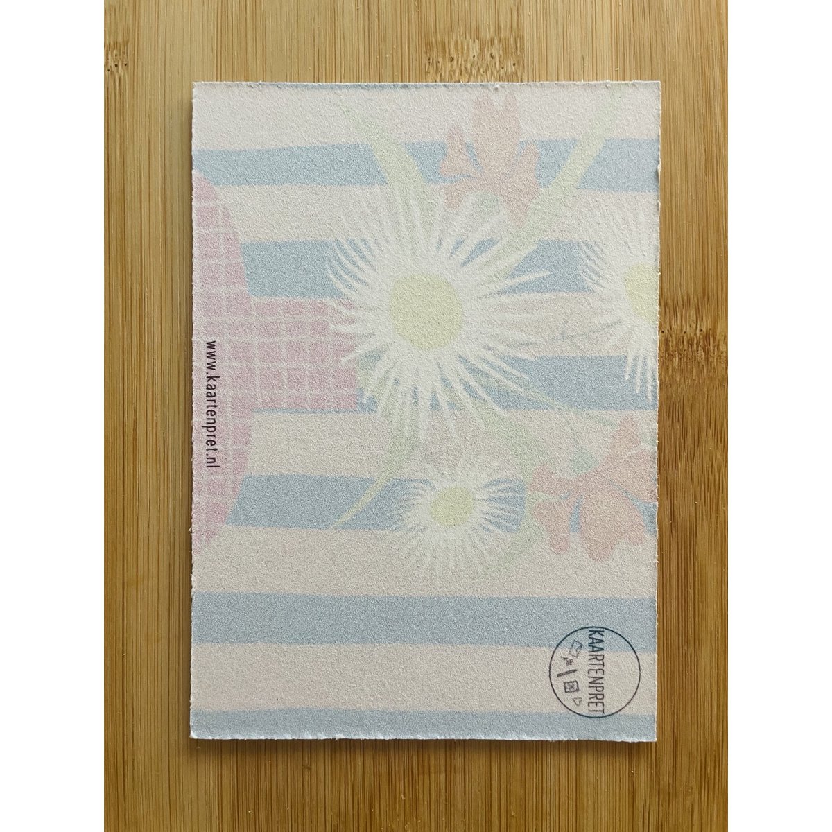 Vase à carreaux avec des fleurs Carte en carton à rayures rose bleu