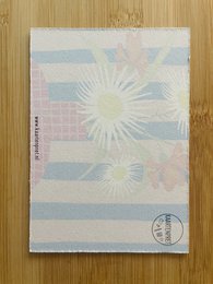 Vase à carreaux avec des fleurs Carte en carton à rayures rose bleu