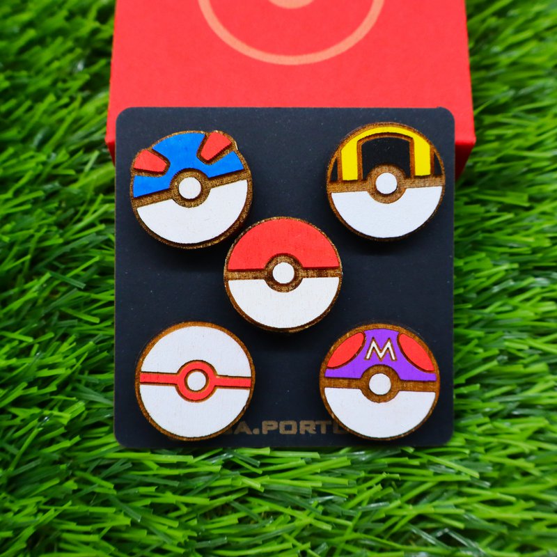 Set van 5 Pokémon houten pinnen, Poké Ball, Great Ball, Ultra Ball, Premier Ball, Master Ball, Geek en Nerd Gamer