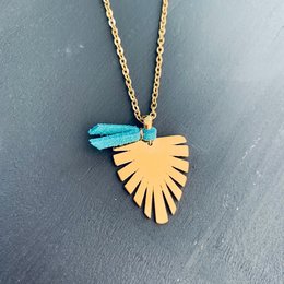 A gold-colored leaf-shaped charm with a turquoise-colored dragonfly accent, available in noir and vert émeraude color variants.