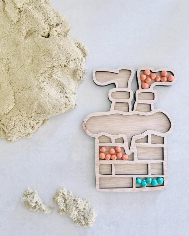 Wooden play tray · Piet in chimney