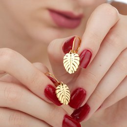Boucles d'oreilles exquises serties d'un pendentif monstera plaqué or | Fait à la main | Cadeau idéal - VINOHR-26
