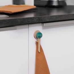 Clip magnético de madera "Pinch me" para colgar paños de cocina - 4 colores
