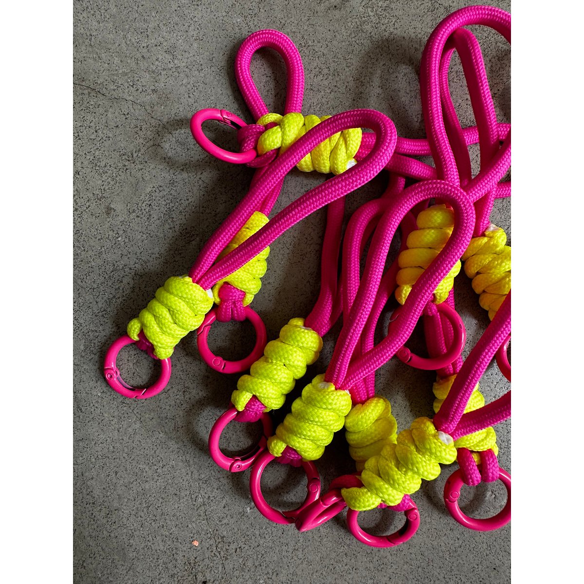 Trailer clave - Neon Yellow Pink