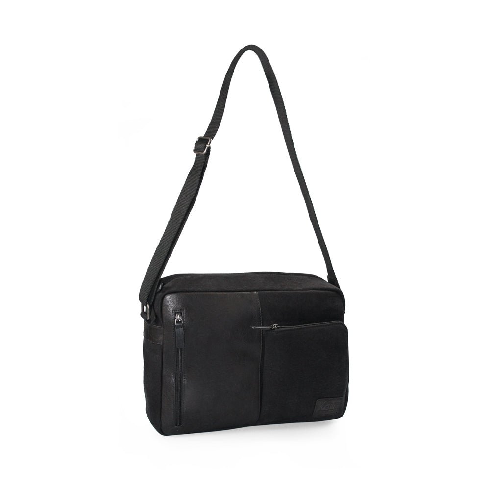 K0022AB | Messenger in Canvas/Genuine Leather, full grain, flywheel - Color Black. Accessories Antiqued Nickel, Top closure with zip. Dimensions: 35 x 26 x 10 cm. Packaging: Tnt bag