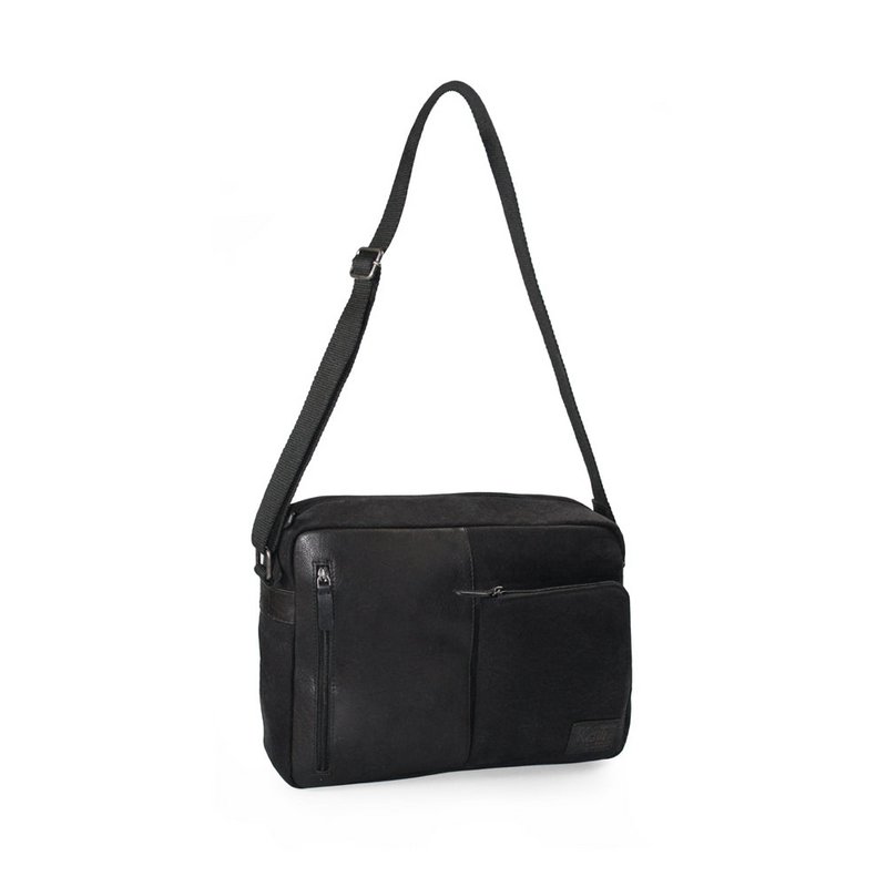 K0022AB | Messenger in Canvas/Genuine Leather, full grain, flywheel - Color Black. Accessories Antiqued Nickel, Top closure with zip. Dimensions: 35 x 26 x 10 cm. Packaging: Tnt bag