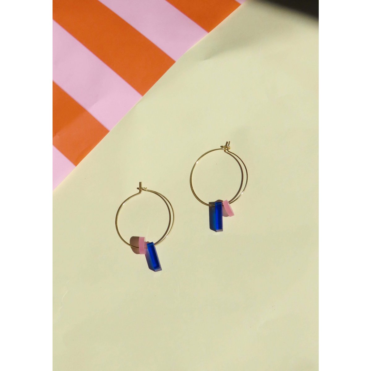Dots with stick hoops made of gold -plated stainless steel in royal blue & ice pink