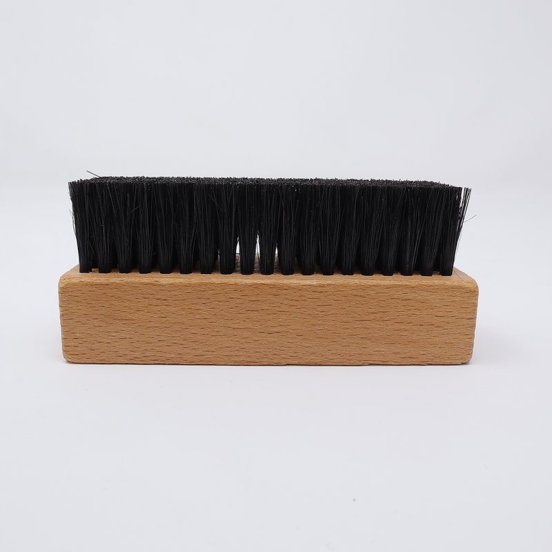Sneaker brush with dark bristles