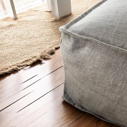 Leinen-Cru-Pouf und Bodensitz