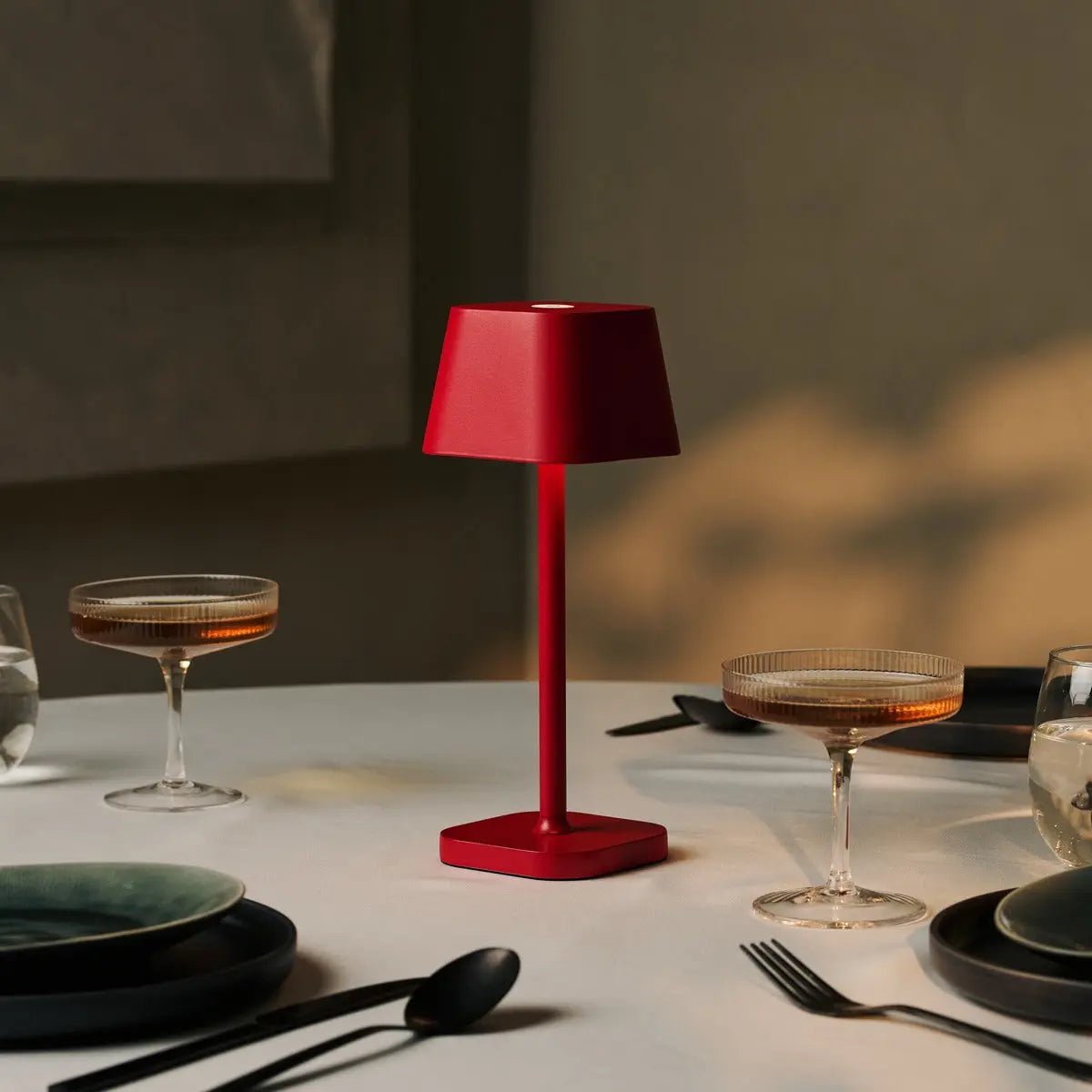Lampe de table rechargeable rouge Ava Berry