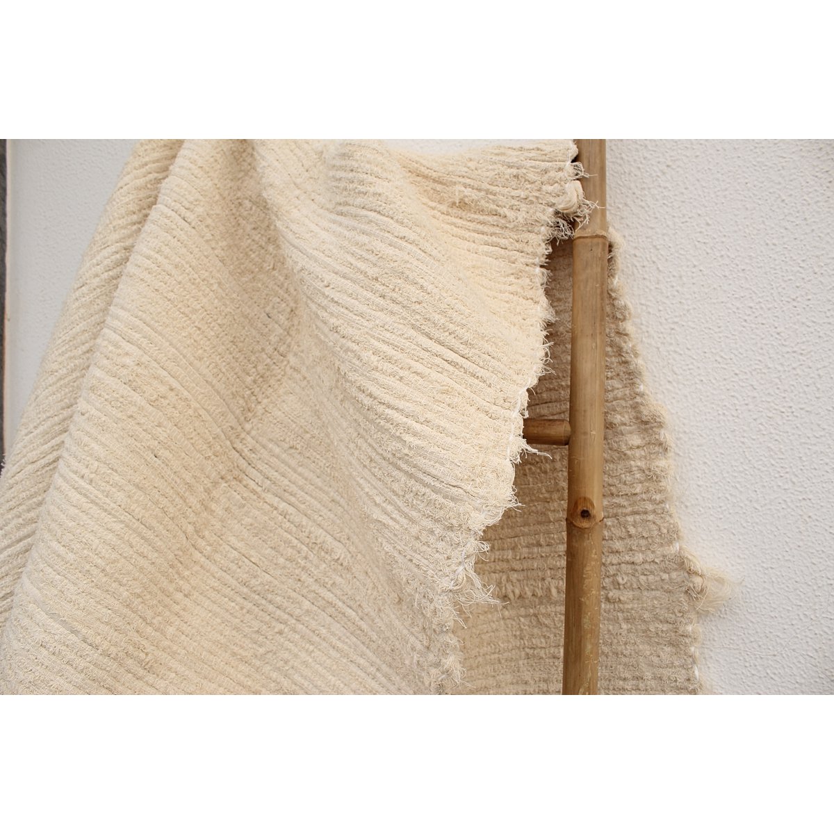 Nachhaltige Schönheit für Ihr Zuhause: Handgewebter Teppich aus Upcycling-Materialien ♻️✨