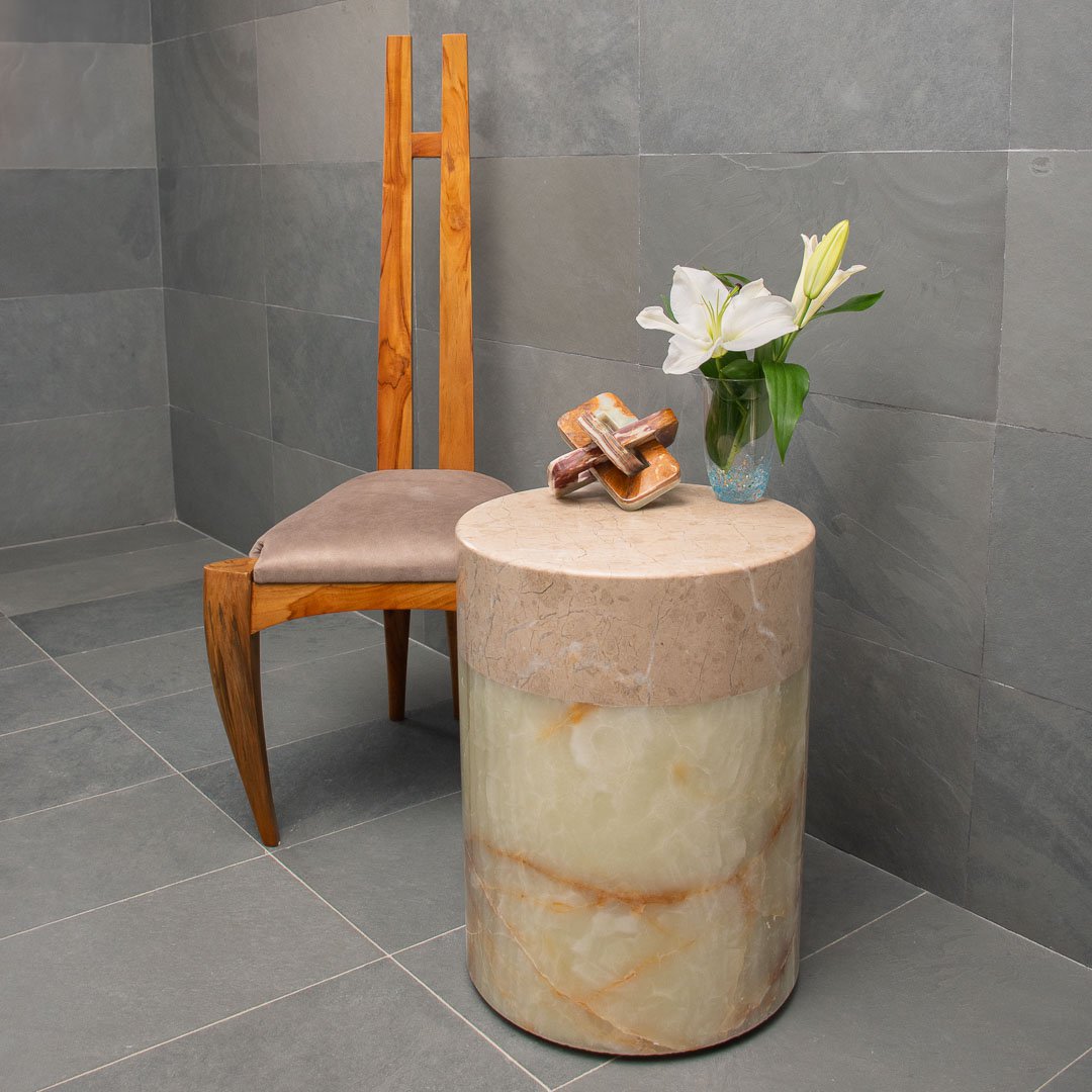 Mesa decorativa con tapa de mármol beige y ónix verde claro