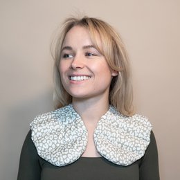 Naga poduszka wypełniona organicznymi pisowniami - leoprint