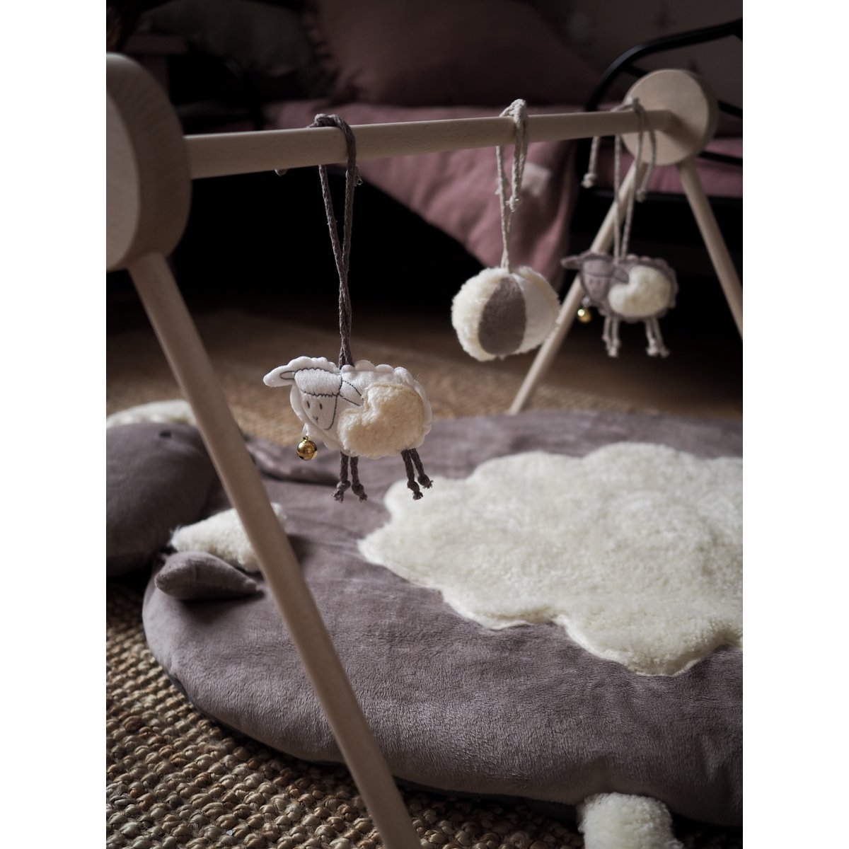 Schaap - houten educatieve babygymstandaard + interactieve mat