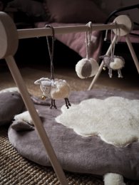 Får - pædagogisk babygym stativ i træ + interaktiv måtte