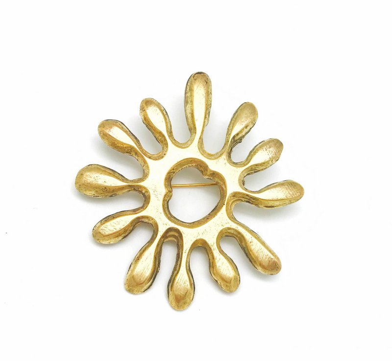 Broche redondo irregular zamak chapado en dorado 5,5cm
