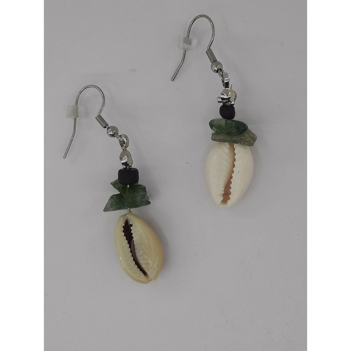 #70 Kauri schelpen oorbellen met mosagaat kristallen