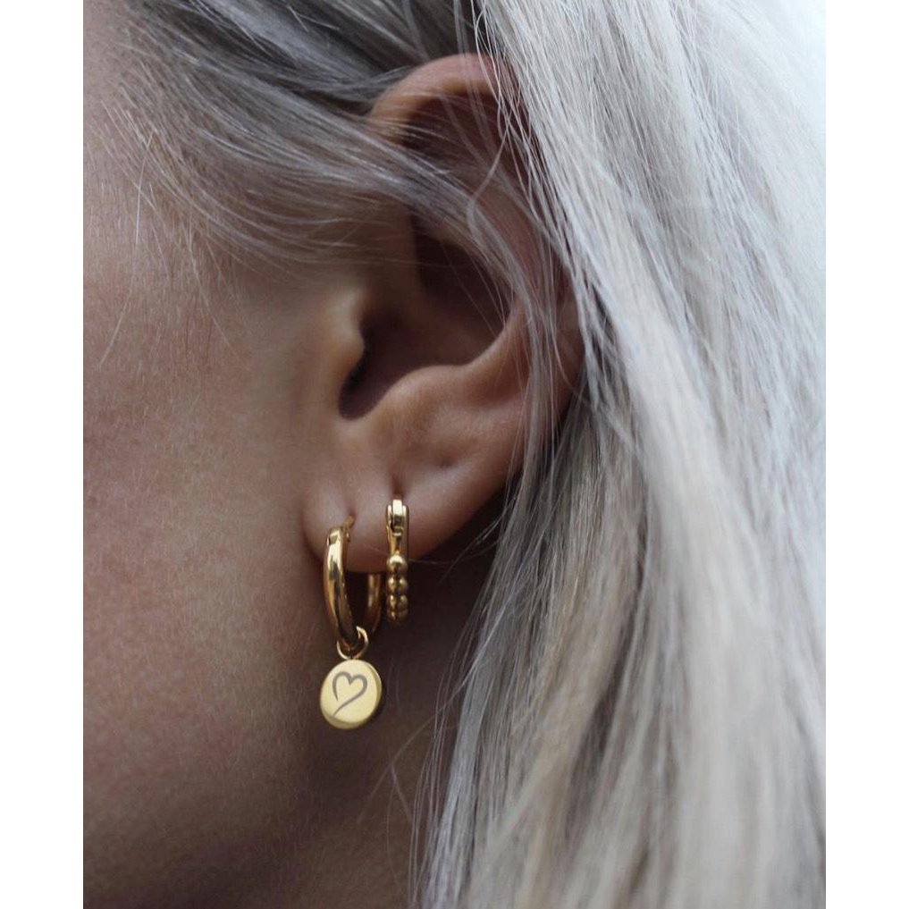 Suivez vos boucles d'oreilles coeur or