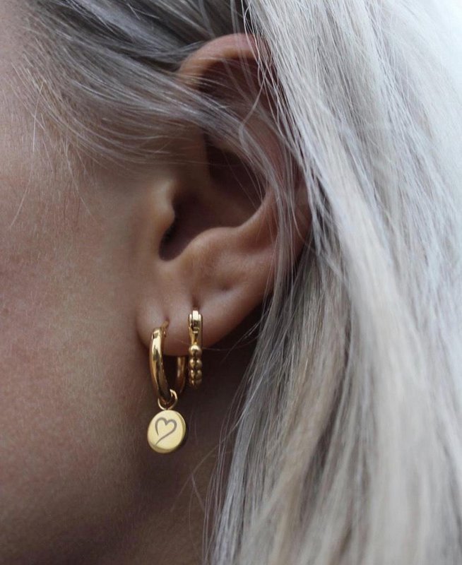 Suivez vos boucles d'oreilles coeur or